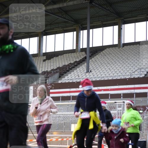 07.12.2025 - St. Pauli X-Mass-Run No. 15 Patografie http://msf.ph/oto/9385425 07.12.2025 10:29:24 Ziel 450, 458, 1039, 1373, 1548, 1550, 1677, 1842, 2001, 3080, 3115, 3470, 4007, 4009, 4126, 4264, 4266, 4293, 4296, 4440, 4531, 4695 meine-sportfotos.de