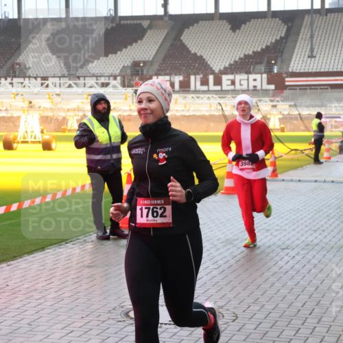 07.12.2025 - St. Pauli X-Mass-Run No. 15 Luisa Fischer http://msf.ph/oto/9385426 07.12.2025 10:17:25 Ziel 15, 1762, 398, 257, 268, 1620, 1762, 1989, 1997, 2185, 2266, 2694, 3229, 3522, 3633, 3874, 3987, 4356, 4359, 4362, 4363, 4510, 4764, 4769 meine-sportfotos.de