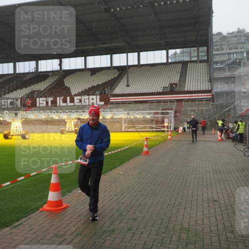 07.12.2025 - St. Pauli X-Mass-Run No. 15 Fabian Wolf http://msf.ph/oto/9385461 07.12.2025 10:13:48 Ziel 88, 1699, 2905, 2951 meine-sportfotos.de