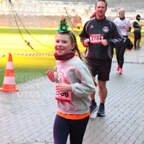 07.12.2025 - St. Pauli X-Mass-Run No. 15 Luisa Fischer http://msf.ph/oto/9385470 07.12.2025 11:35:08 Ziel 2704, 782, 316, 704, 782, 820, 864, 869, 871, 1001, 1908, 2277, 2280, 2413, 2456, 2458, 2635, 2704, 2706, 2809, 3005, 3387 meine-sportfotos.de