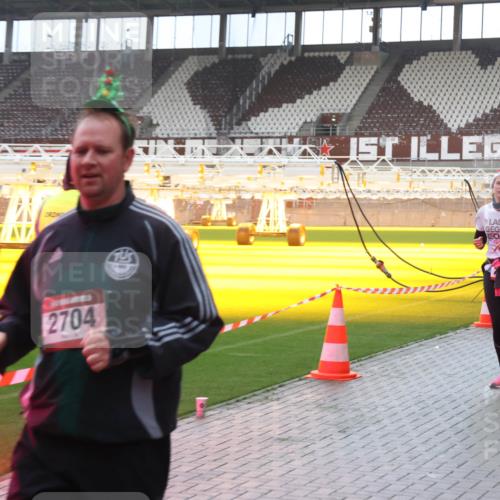 07.12.2025 - St. Pauli X-Mass-Run No. 15 Luisa Fischer http://msf.ph/oto/9385486 07.12.2025 11:35:10 Ziel 2704, 782, 316, 704, 782, 1908, 2277, 2280, 2413, 2456, 2458, 2635, 2704, 2706, 2809, 3005, 3387 meine-sportfotos.de
