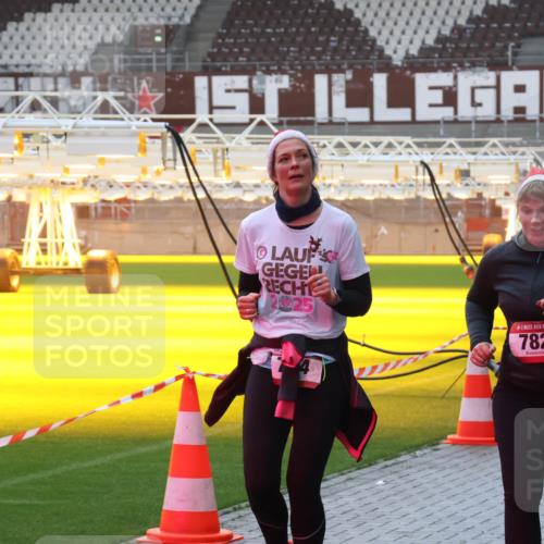 07.12.2025 - St. Pauli X-Mass-Run No. 15 Luisa Fischer http://msf.ph/oto/9385500 07.12.2025 11:35:11 Ziel 2025, 15, 782, 316, 704, 782, 1908, 2277, 2280, 2413, 2456, 2458, 2635, 2704, 2706, 2809, 3005, 3387 meine-sportfotos.de