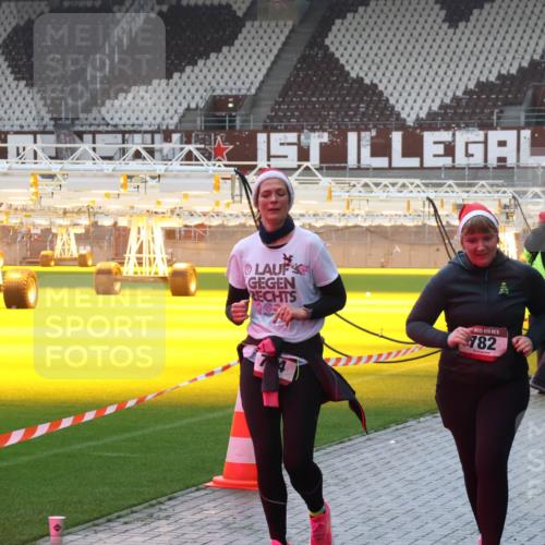 07.12.2025 - St. Pauli X-Mass-Run No. 15 Luisa Fischer http://msf.ph/oto/9385502 07.12.2025 11:35:11 Ziel 15, 782, 2456, 316, 704, 782, 1908, 2277, 2280, 2413, 2456, 2458, 2635, 2704, 2706, 2809, 3005, 3387 meine-sportfotos.de