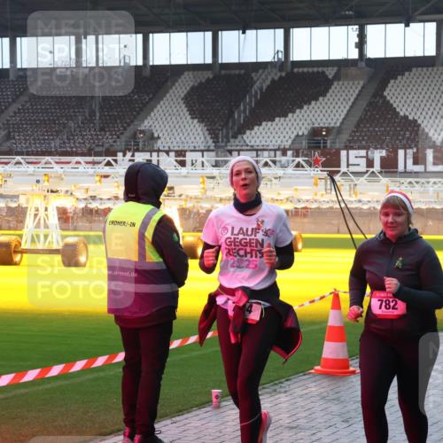 07.12.2025 - St. Pauli X-Mass-Run No. 15 Luisa Fischer http://msf.ph/oto/9385506 07.12.2025 11:35:12 Ziel 2925, 782, 316, 704, 782, 2277, 2280, 2413, 2456, 2458, 2481, 2704, 2706, 2809, 3005, 3387 meine-sportfotos.de