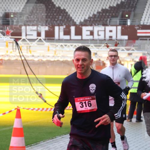 07.12.2025 - St. Pauli X-Mass-Run No. 15 Luisa Fischer http://msf.ph/oto/9385511 07.12.2025 11:35:15 Ziel 15, 316, 8, 316, 704, 782, 2413, 2456, 2458, 2481, 2704, 2706, 2809, 3005, 3387 meine-sportfotos.de