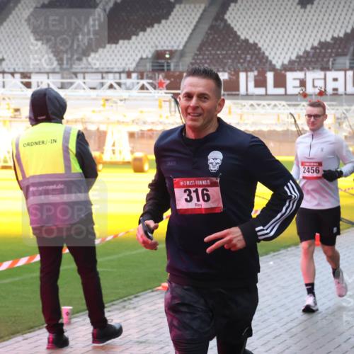 07.12.2025 - St. Pauli X-Mass-Run No. 15 Luisa Fischer http://msf.ph/oto/9385514 07.12.2025 11:35:16 Ziel 15, 316, 2456, 158, 316, 704, 782, 2413, 2456, 2458, 2481, 2704, 2706, 2809, 3005, 3387 meine-sportfotos.de