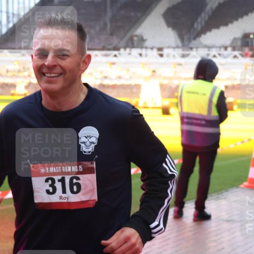 07.12.2025 - St. Pauli X-Mass-Run No. 15 Luisa Fischer http://msf.ph/oto/9385517 07.12.2025 11:35:17 Ziel 15, 316, 2451, 316, 704, 782, 2413, 2456, 2458, 2481, 2704, 2706, 2809, 3005, 3387 meine-sportfotos.de
