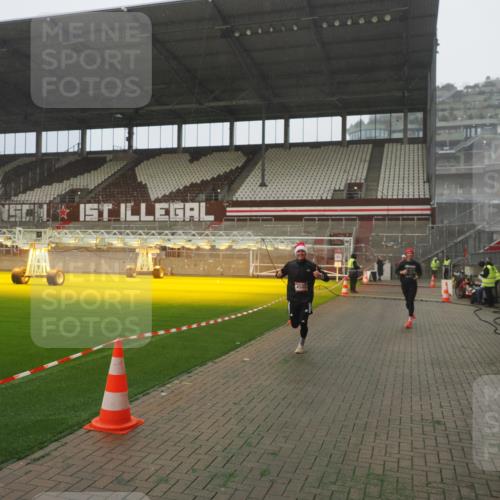 07.12.2025 - St. Pauli X-Mass-Run No. 15 Fabian Wolf http://msf.ph/oto/9385538 07.12.2025 10:14:05 Ziel 2951, 4371, 4502, 4526 meine-sportfotos.de