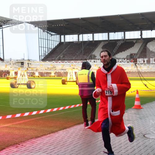07.12.2025 - St. Pauli X-Mass-Run No. 15 Luisa Fischer http://msf.ph/oto/9385541 07.12.2025 11:35:33 Ziel 215, 240, 316, 2150, 2413, 2456, 2458, 2481, 2704, 2706, 3005, 3148, 3149, 4408 meine-sportfotos.de