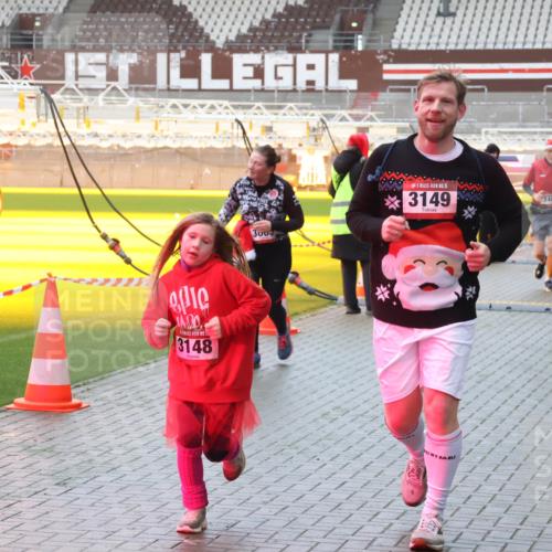 07.12.2025 - St. Pauli X-Mass-Run No. 15 Luisa Fischer http://msf.ph/oto/9385548 07.12.2025 11:35:37 Ziel 3148, 300, 15, 3149, 240, 440, 240, 316, 527, 535, 2150, 2413, 2456, 2458, 2481, 2660, 2704, 2706, 3005, 3148, 3149, 4408 meine-sportfotos.de