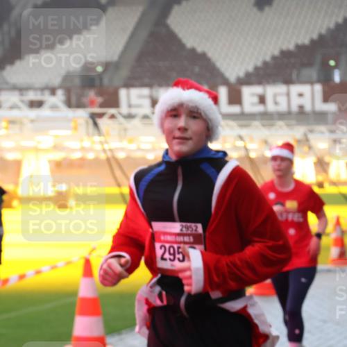 07.12.2025 - St. Pauli X-Mass-Run No. 15 Luisa Fischer http://msf.ph/oto/9385551 07.12.2025 10:17:55 Ziel 2952, 295, 257, 268, 1161, 1162, 1762, 1963, 2663, 2688, 2725, 2952, 3229, 3522, 3804, 3874, 3987, 4114, 4127, 4339, 4764 meine-sportfotos.de