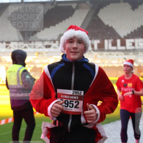 07.12.2025 - St. Pauli X-Mass-Run No. 15 Luisa Fischer http://msf.ph/oto/9385552 07.12.2025 10:17:55 Ziel 2952, 15, 952, 257, 268, 1161, 1162, 1762, 1963, 2663, 2688, 2725, 2952, 3229, 3522, 3804, 3874, 3987, 4114, 4127, 4339, 4764 meine-sportfotos.de