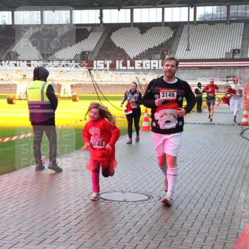 07.12.2025 - St. Pauli X-Mass-Run No. 15 Luisa Fischer http://msf.ph/oto/9385554 07.12.2025 11:35:37 Ziel 3148, 3005, 3149, 240, 240, 316, 527, 535, 2150, 2413, 2456, 2458, 2481, 2660, 2704, 2706, 3005, 3148, 3149, 4408 meine-sportfotos.de