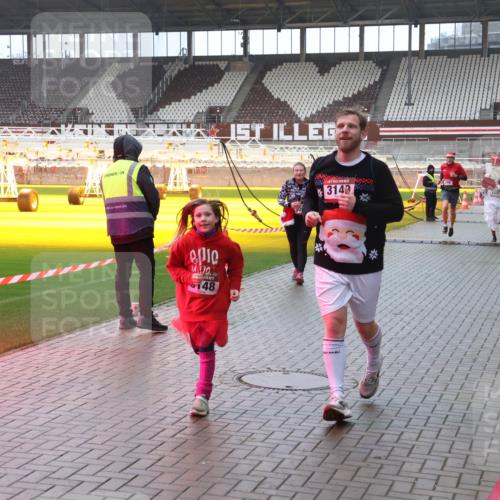 07.12.2025 - St. Pauli X-Mass-Run No. 15 Luisa Fischer http://msf.ph/oto/9385556 07.12.2025 11:35:38 Ziel 14, 00, 48, 30, 240, 3143, 240, 316, 527, 535, 2150, 2413, 2481, 2660, 2704, 2706, 3005, 3148, 3149, 4408 meine-sportfotos.de
