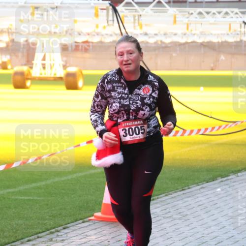 07.12.2025 - St. Pauli X-Mass-Run No. 15 Luisa Fischer http://msf.ph/oto/9385564 07.12.2025 11:35:40 Ziel 15, 3005, 240, 316, 527, 535, 2150, 2413, 2481, 2660, 3005, 3148, 3149, 4408 meine-sportfotos.de