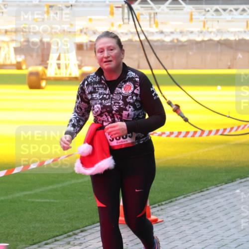 07.12.2025 - St. Pauli X-Mass-Run No. 15 Luisa Fischer http://msf.ph/oto/9385567 07.12.2025 11:35:40 Ziel 1910, 240, 316, 527, 535, 2150, 2413, 2481, 2660, 3005, 3148, 3149, 4408 meine-sportfotos.de