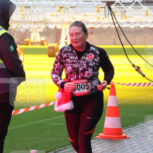 07.12.2025 - St. Pauli X-Mass-Run No. 15 Luisa Fischer http://msf.ph/oto/9385568 07.12.2025 11:35:41 Ziel 15, 005, 240, 316, 527, 535, 2150, 2413, 2481, 2660, 3005, 3148, 3149, 4408 meine-sportfotos.de