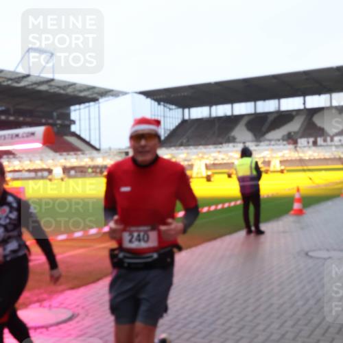 07.12.2025 - St. Pauli X-Mass-Run No. 15 Luisa Fischer http://msf.ph/oto/9385583 07.12.2025 11:35:44 Ziel 240, 240, 316, 527, 535, 2150, 2413, 2481, 2660, 3005, 3148, 3149, 3967, 4408 meine-sportfotos.de