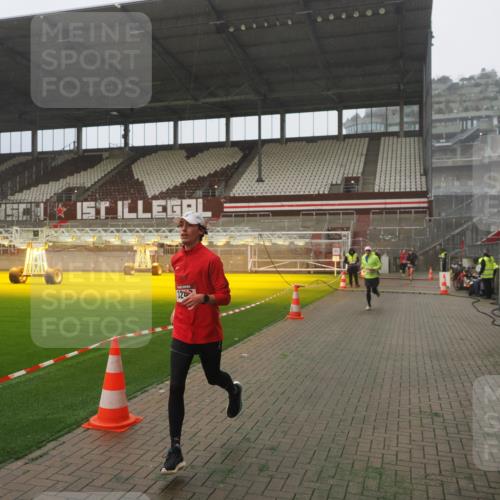 07.12.2025 - St. Pauli X-Mass-Run No. 15 Fabian Wolf http://msf.ph/oto/9385589 07.12.2025 10:14:11 Ziel 174, 3243, 4502, 4526 meine-sportfotos.de