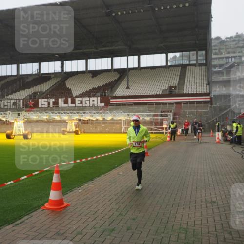07.12.2025 - St. Pauli X-Mass-Run No. 15 Fabian Wolf http://msf.ph/oto/9385597 07.12.2025 10:14:14 Ziel 174, 352, 3243, 4489, 4502, 4526, 4545 meine-sportfotos.de