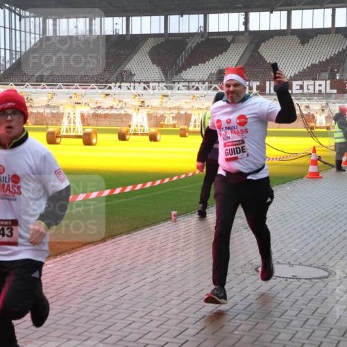 07.12.2025 - St. Pauli X-Mass-Run No. 15 Luisa Fischer http://msf.ph/oto/9385602 07.12.2025 11:35:57 Ziel 4843, 240, 527, 535, 1960, 1962, 2150, 2481, 2660, 2902, 2962, 3148, 3149, 3967, 4408, 4816, 4823, 4843 meine-sportfotos.de