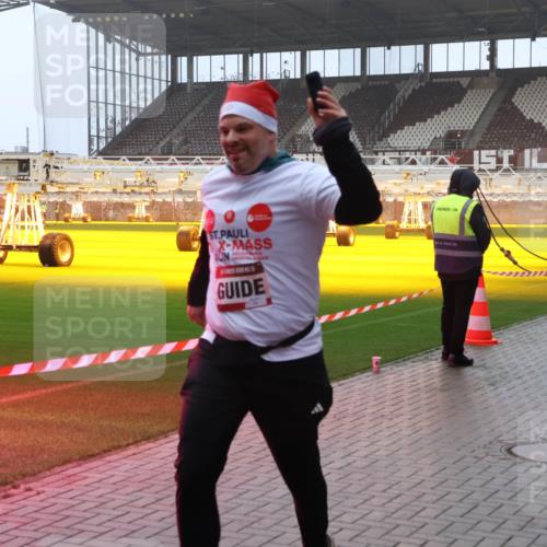 07.12.2025 - St. Pauli X-Mass-Run No. 15 Luisa Fischer http://msf.ph/oto/9385610 07.12.2025 11:35:58 Ziel 240, 527, 535, 1960, 1962, 2150, 2481, 2660, 2902, 2962, 3148, 3149, 3967, 4408, 4816, 4823, 4843 meine-sportfotos.de