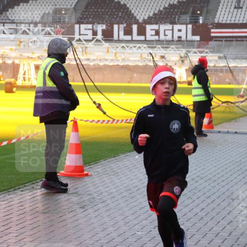 07.12.2025 - St. Pauli X-Mass-Run No. 15 Luisa Fischer http://msf.ph/oto/9385611 07.12.2025 11:35:59 Ziel 2962, 240, 527, 535, 1960, 1962, 2150, 2481, 2660, 2902, 2962, 3148, 3149, 3967, 4408, 4816, 4823, 4843 meine-sportfotos.de