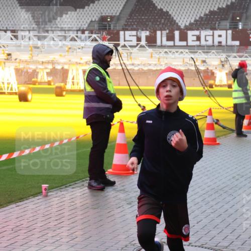 07.12.2025 - St. Pauli X-Mass-Run No. 15 Luisa Fischer http://msf.ph/oto/9385612 07.12.2025 11:35:59 Ziel 240, 527, 535, 1960, 1962, 2150, 2481, 2660, 2902, 2962, 3148, 3149, 3967, 4408, 4816, 4823, 4843 meine-sportfotos.de