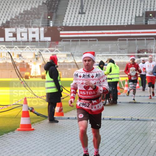 07.12.2025 - St. Pauli X-Mass-Run No. 15 Luisa Fischer http://msf.ph/oto/9385620 07.12.2025 11:36:01 Ziel 15, 2962, 1960, 62, 1, 240, 527, 535, 1960, 1962, 2150, 2660, 2902, 2962, 3148, 3149, 3967, 4408, 4816, 4823, 4843 meine-sportfotos.de