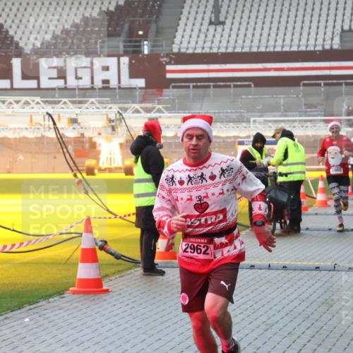07.12.2025 - St. Pauli X-Mass-Run No. 15 Luisa Fischer http://msf.ph/oto/9385621 07.12.2025 11:36:01 Ziel 15, 2962, 1960, 1962, 240, 527, 535, 1960, 1962, 2150, 2660, 2902, 2962, 3148, 3149, 3967, 4408, 4816, 4823, 4843 meine-sportfotos.de
