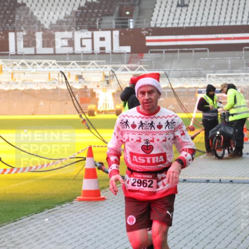 07.12.2025 - St. Pauli X-Mass-Run No. 15 Luisa Fischer http://msf.ph/oto/9385623 07.12.2025 11:36:02 Ziel 15, 2962, 1960, 240, 527, 535, 1960, 1962, 2150, 2660, 2902, 2962, 3148, 3149, 3967, 4408, 4816, 4823, 4843 meine-sportfotos.de
