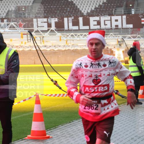 07.12.2025 - St. Pauli X-Mass-Run No. 15 Luisa Fischer http://msf.ph/oto/9385632 07.12.2025 11:36:02 Ziel 67, 2962, 240, 527, 535, 1960, 1962, 2150, 2660, 2902, 2962, 3148, 3149, 3967, 4408, 4816, 4823, 4843 meine-sportfotos.de