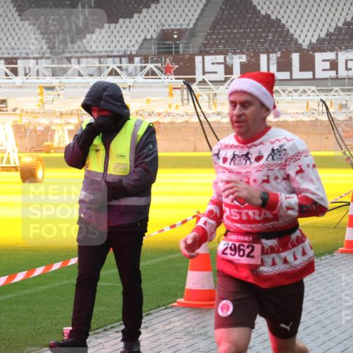 07.12.2025 - St. Pauli X-Mass-Run No. 15 Luisa Fischer http://msf.ph/oto/9385633 07.12.2025 11:36:03 Ziel 2962, 240, 527, 535, 1960, 1962, 2150, 2660, 2902, 2962, 3148, 3149, 3967, 4408, 4816, 4823, 4843 meine-sportfotos.de