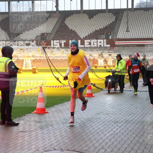 07.12.2025 - St. Pauli X-Mass-Run No. 15 Luisa Fischer http://msf.ph/oto/9385638 07.12.2025 10:18:06 Ziel 4227, 1556, 2688, 1963, 257, 268, 1161, 1162, 1963, 2663, 2688, 2725, 2952, 3522, 3804, 3874, 4114, 4127, 4227, 4339, 4764 meine-sportfotos.de