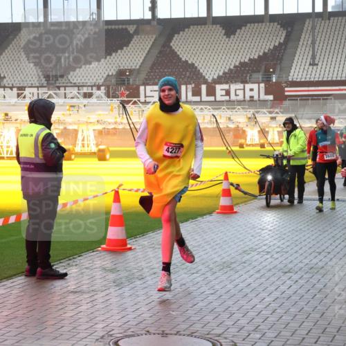 07.12.2025 - St. Pauli X-Mass-Run No. 15 Luisa Fischer http://msf.ph/oto/9385640 07.12.2025 10:18:06 Ziel 15, 4227, 2688, 1963, 257, 268, 1161, 1162, 1963, 2663, 2688, 2725, 2952, 3522, 3804, 3874, 4114, 4127, 4227, 4339, 4764 meine-sportfotos.de