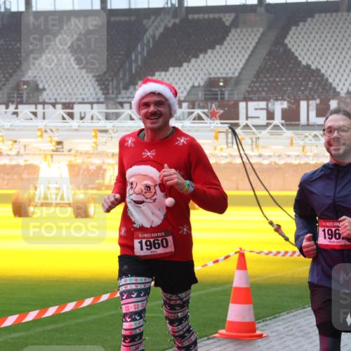 07.12.2025 - St. Pauli X-Mass-Run No. 15 Luisa Fischer http://msf.ph/oto/9385641 07.12.2025 11:36:10 Ziel 15, 1960, 196, 240, 311, 527, 535, 728, 1960, 1962, 2660, 2902, 2962, 3109, 3967, 4408, 4816, 4823, 4843 meine-sportfotos.de