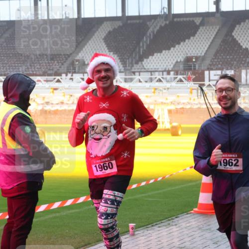 07.12.2025 - St. Pauli X-Mass-Run No. 15 Luisa Fischer http://msf.ph/oto/9385643 07.12.2025 11:36:10 Ziel 15, 1960, 15, 1962, 240, 311, 527, 535, 728, 1960, 1962, 2660, 2902, 2962, 3109, 3967, 4408, 4816, 4823, 4843 meine-sportfotos.de