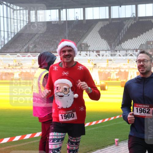 07.12.2025 - St. Pauli X-Mass-Run No. 15 Luisa Fischer http://msf.ph/oto/9385647 07.12.2025 11:36:10 Ziel 06, 15, 1960, 15, 1962, 240, 311, 527, 535, 728, 1960, 1962, 2660, 2902, 2962, 3109, 3967, 4408, 4816, 4823, 4843 meine-sportfotos.de