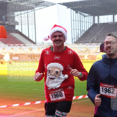 07.12.2025 - St. Pauli X-Mass-Run No. 15 Luisa Fischer http://msf.ph/oto/9385651 07.12.2025 11:36:11 Ziel 15, 1960, 15, 1962, 240, 311, 527, 535, 728, 1960, 1962, 2660, 2902, 2962, 3109, 3967, 4408, 4816, 4823, 4843 meine-sportfotos.de