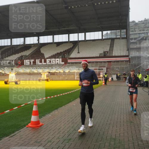 07.12.2025 - St. Pauli X-Mass-Run No. 15 Fabian Wolf http://msf.ph/oto/9385653 07.12.2025 10:14:20 Ziel 174, 352, 3243, 4489, 4502, 4526, 4545 meine-sportfotos.de