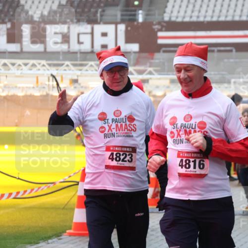 07.12.2025 - St. Pauli X-Mass-Run No. 15 Luisa Fischer http://msf.ph/oto/9385661 07.12.2025 11:36:18 Ziel 15, 4823, 15, 4816, 311, 527, 535, 728, 1960, 1962, 2183, 2310, 2316, 2660, 2902, 2907, 2962, 3109, 3612, 3614, 3653, 3967, 4408, 4816, 4823, 4843 meine-sportfotos.de