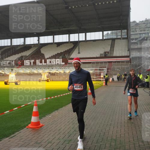 07.12.2025 - St. Pauli X-Mass-Run No. 15 Fabian Wolf http://msf.ph/oto/9385662 07.12.2025 10:14:21 Ziel 174, 352, 3243, 4489, 4502, 4526, 4545 meine-sportfotos.de