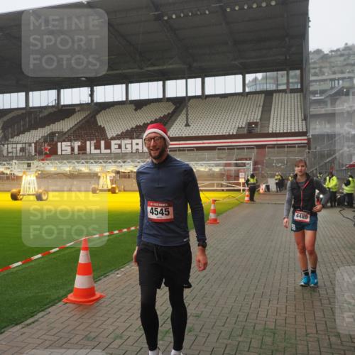 07.12.2025 - St. Pauli X-Mass-Run No. 15 Fabian Wolf http://msf.ph/oto/9385670 07.12.2025 10:14:21 Ziel 174, 352, 3243, 4489, 4502, 4526, 4545 meine-sportfotos.de