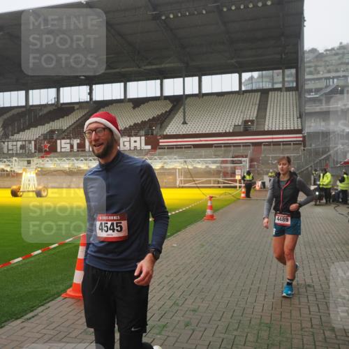 07.12.2025 - St. Pauli X-Mass-Run No. 15 Fabian Wolf http://msf.ph/oto/9385679 07.12.2025 10:14:22 Ziel 174, 352, 1158, 3243, 4489, 4545 meine-sportfotos.de