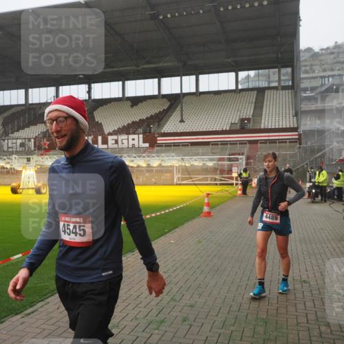 07.12.2025 - St. Pauli X-Mass-Run No. 15 Fabian Wolf http://msf.ph/oto/9385682 07.12.2025 10:14:22 Ziel 174, 352, 1158, 3243, 4489, 4545 meine-sportfotos.de