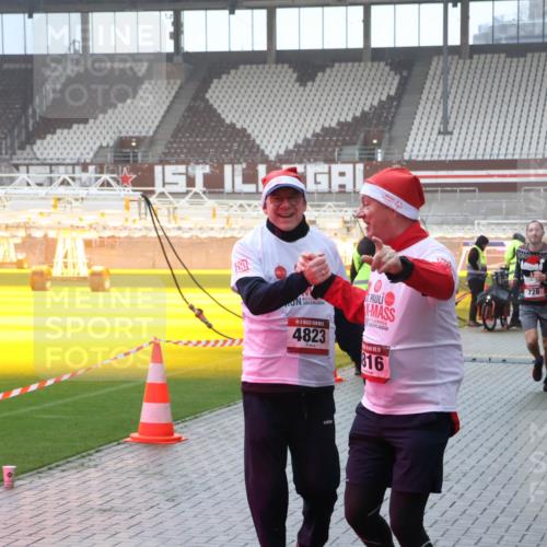 07.12.2025 - St. Pauli X-Mass-Run No. 15 Luisa Fischer http://msf.ph/oto/9385685 07.12.2025 11:36:20 Ziel 4823, 816, 728, 311, 527, 535, 728, 1792, 1960, 1962, 2183, 2310, 2316, 2660, 2902, 2907, 2962, 3109, 3610, 3612, 3614, 3653, 3967, 4816, 4823, 4843 meine-sportfotos.de