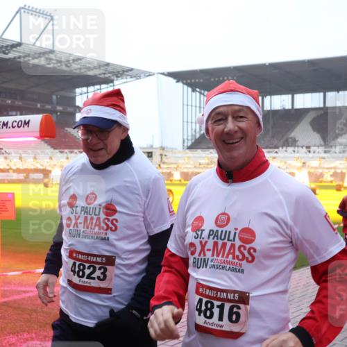 07.12.2025 - St. Pauli X-Mass-Run No. 15 Luisa Fischer http://msf.ph/oto/9385698 07.12.2025 11:36:23 Ziel 15, 4823, 15, 4816, 311, 527, 535, 728, 1753, 1792, 1960, 1962, 2183, 2310, 2316, 2660, 2902, 2907, 2962, 3109, 3610, 3612, 3614, 3653, 3967, 4816, 4823, 4843 meine-sportfotos.de