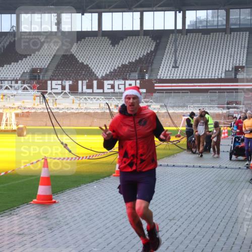 07.12.2025 - St. Pauli X-Mass-Run No. 15 Luisa Fischer http://msf.ph/oto/9385713 07.12.2025 11:36:26 Ziel 3109, 311, 728, 1753, 1792, 1960, 1962, 2183, 2310, 2316, 2902, 2907, 2962, 3109, 3610, 3612, 3614, 3653, 3967, 4816, 4823, 4843 meine-sportfotos.de