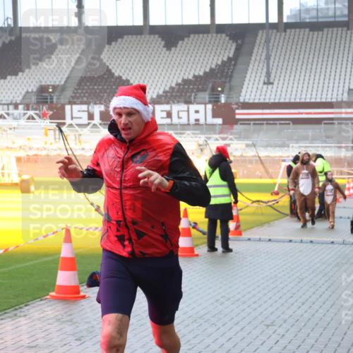 07.12.2025 - St. Pauli X-Mass-Run No. 15 Luisa Fischer http://msf.ph/oto/9385714 07.12.2025 11:36:27 Ziel 311, 728, 1753, 1792, 1960, 1962, 2183, 2310, 2316, 2902, 2907, 2962, 3109, 3610, 3612, 3614, 3653, 3967, 4816, 4823, 4843 meine-sportfotos.de