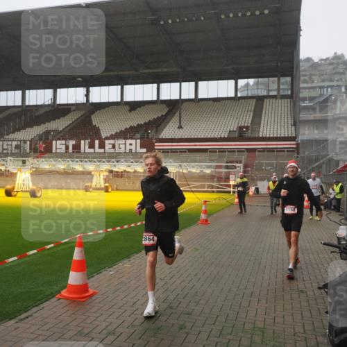 07.12.2025 - St. Pauli X-Mass-Run No. 15 Fabian Wolf http://msf.ph/oto/9385737 07.12.2025 10:14:33 Ziel 352, 1158, 2564, 2617, 2618, 2864, 3565, 4508, 4545 meine-sportfotos.de